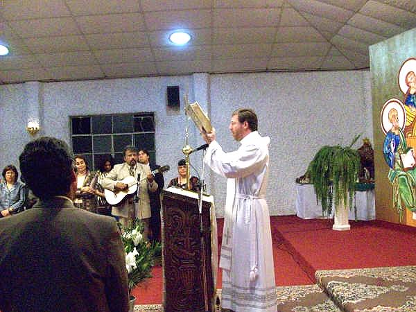 Bodas de Oro 075.jpg - El Padre Guillermo Collauti, presbitero de la comunidad de Humberto y Rene, ha proclamado con potente voz el evangelio de Jesucristo.
